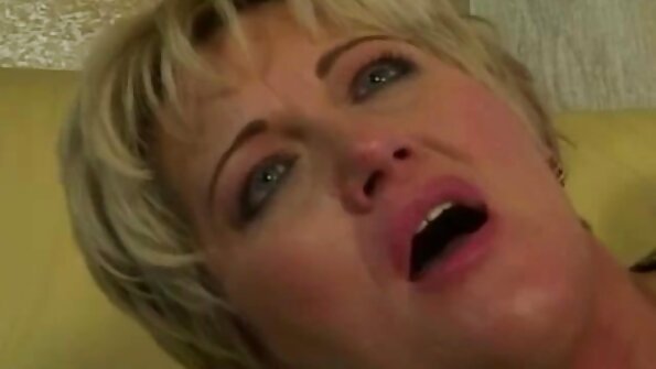 Една бринета става дилдо над нејзиниот чувствителен клитос на креветот