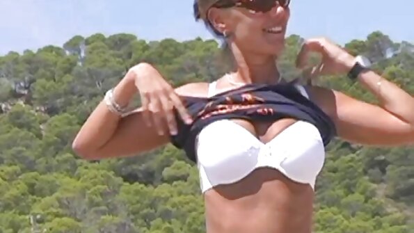 Бринета со убав кружен задник лиже тврд кур