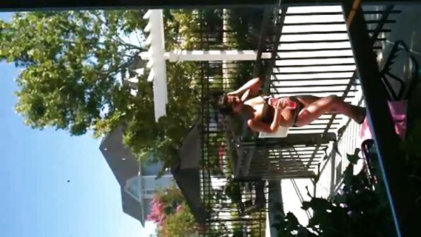 Бринета со секси пичка седи на голем тврд кур