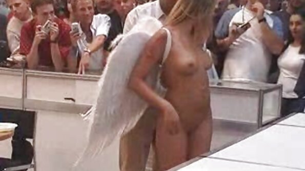 Една бринета со чорапи е помеѓу двајца момци, ебат во тројка