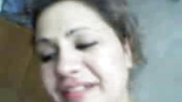 Бујна жена со секси задник се држи за постелнината