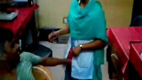 Жешка бринета со голема биста добива заебан кучешки стил