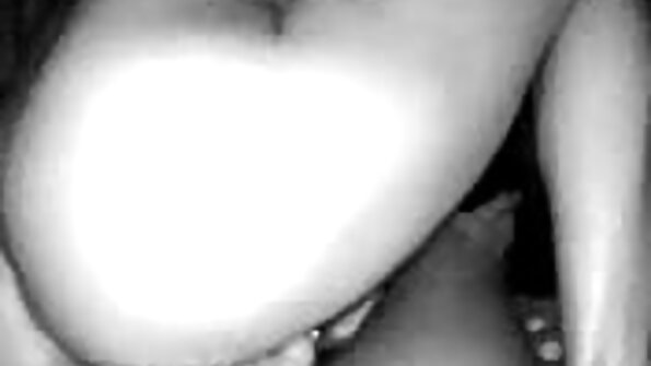 Црвенокосиот е на креветот и ја полни нејзината влакнеста пичка од кур