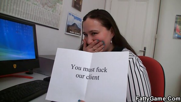 Секси курва си ја удираат пичката додека е со нејзините две пријателки