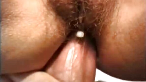 Секси жена со големи гради се ебат на креветот