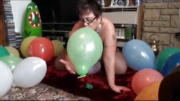 Црното девојче со слаби нозе ја извршува својата должност како жена