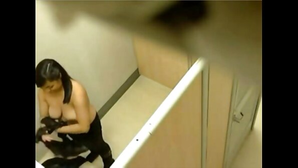 Русокоса и бринета работат заедно за да го направат момчето среќно